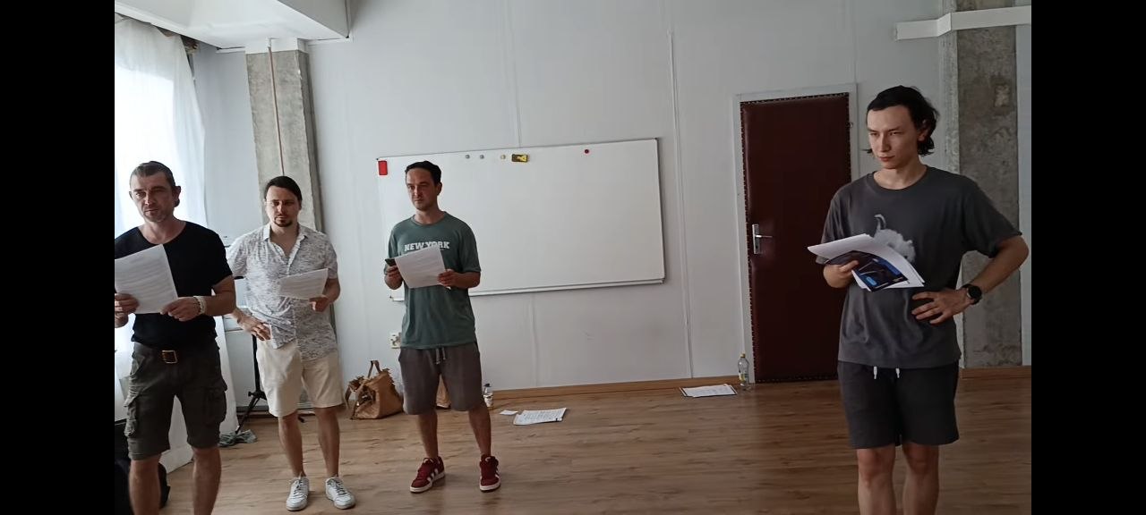 Участники хора репетируют с распечатанными партиями